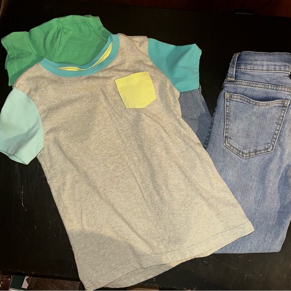 Boys bundle with graphic Ts and no hole jeans - Picture 3 of 7